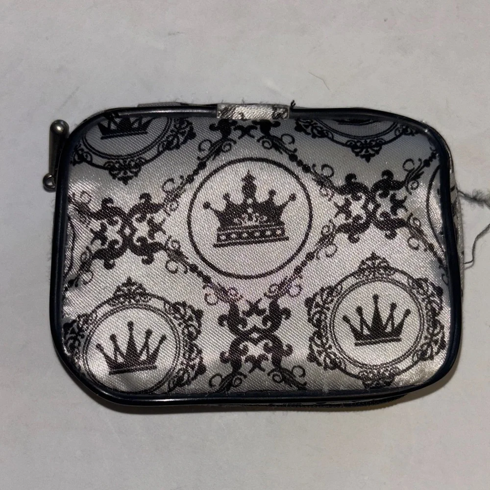 FASHION SMART BRAND SILVER AND BLACK CROWN DESIGN COIN PURSE FULL ZIP CLOSURE